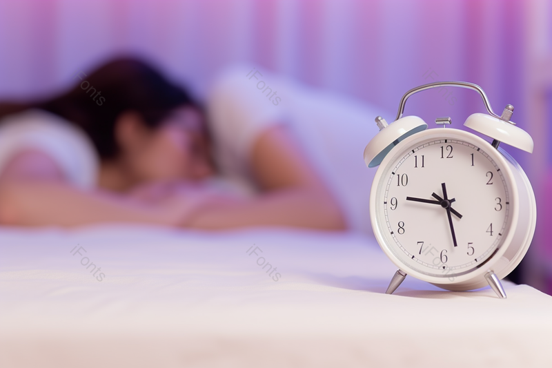 家居生活卧室睡觉闹钟高清摄影图,高清,摄影图,摄影图片,图片大全,摄影图免费下载